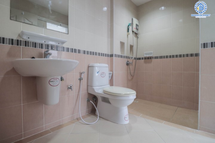 *****ทาวน์เฮ้าส์มือสอง ม.บ้านกลางเมืองสวิสทาวน์ เกษตร-นวมินทร์ แบรนด์ AP เนื้อที่ 29.5 ตร.ว. มาพร้อมฟังก์ชัน 3 ห้องนอน 3 ห้องน้ำ 2 ที่จอดรถ แถมฟรี !!! เครื่องปรับอากาศ 5 เครื่อง และเครื่องทำน้ำอุ่น 2 เครื่อง สภาพแวดล้อมเยี่ยม ทำเลดีเชื่อมต่อ ถ.พหลโยธิน, ถ.เกษตร-นวมินทร์ ใกล้ ม.เกษตร และรถไฟฟ้าสายสีเขียว "สถานีมหาวิทยาลัยเกษตรศาสตร์"